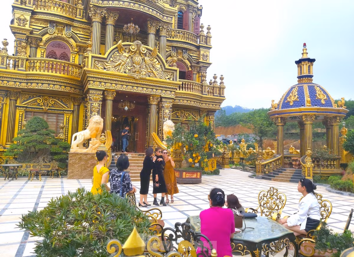 Có rất nhiều người, du khách khi đi qua đây đều ghé vào tham quan, chiêm ngắm tòa lâu đài dát vàng của gia đình anh Thoan. (Ảnh: Tiền Phong).