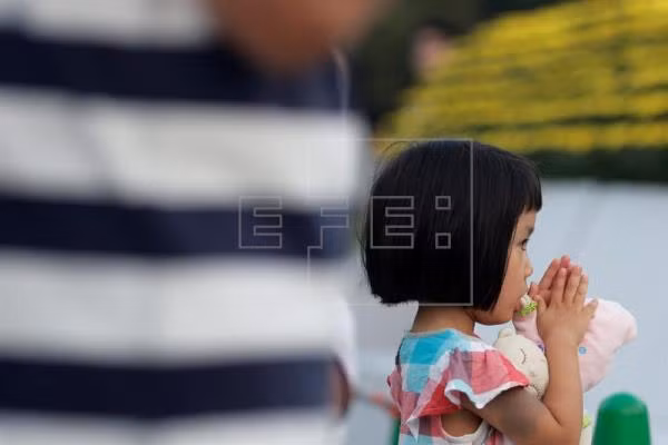 Bé gái cũng tới dự buổi tưởng niệm sáng nay.