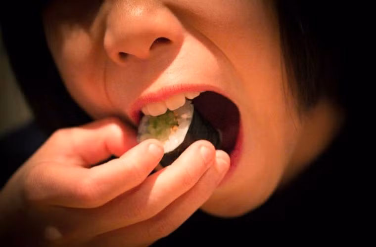 Cách ăn sushi truyền thống là bốc tay chứ không phải dùng đũa. Tuy nhiên, ăn sashimi (gỏi cá sống) lại dùng đũa để ăn.