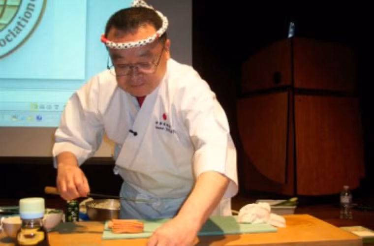 xCác đầu bếp làm món sushi thường phải trải quan những khóa đào tạo khó khăn nhất.