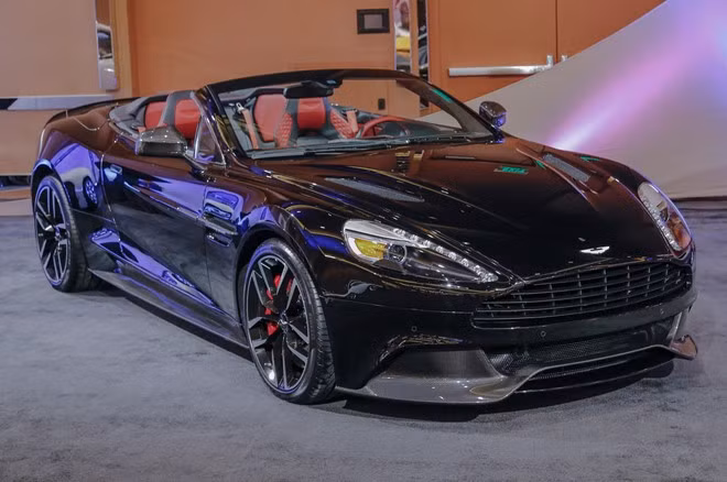 Ngoại thất được Aston Martin trau chuốt thêm các chi tiết làm từ sợi carbon như kính chiếu hậu, tay nắm cửa và lườn bên hông xe.