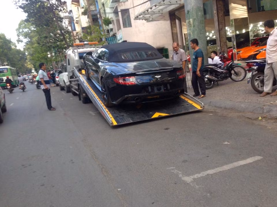 Dù đã bắt đầu áp dụng thuế tiêu thụ đặc biệt từ ngày 1/7, tuy nhiên các đại gia liên tục tậu siêu xe về nước. Được biết, chiếc siêu xe mui trần nay sẽ phải chịu mức thuế lên tới 150% thay vì mức thuế 60% như trước đó.