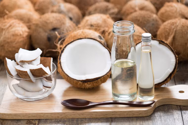 4. Dầu dừa Mặc dù dầu dừa có đặc tính chống oxy hóa nhưng những tác hại mà nó gây ra lại lớn hơn lợi ích. Do dầu dừa thường đặc nên da khó hấp thụ hết. Những phần còn lại dính trên da sẽ làm tắc nghẽn lỗ chân lông, tạo điều kiện cho vi khuẩn lên men gây ra mụn trứng cá. Bạn nên sử dụng dầu ô liu để thay thế.