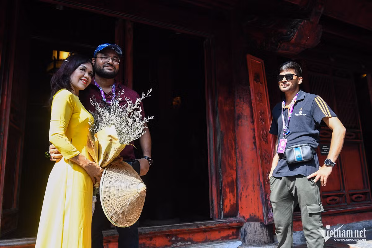 Trước cổng khu di tích, những vị khách Ấn Độ thích thú khi thấy một số phụ nữ Việt Nam trong tà áo dài. Annotam chia sẻ: "Tôi thấy họ mặc trang phục truyền thống rất dịu dàng, nữ tính. Cả đoàn đều tò mò nên hướng dẫn viên đã đặc biệt dừng lại để giới thiệu với chúng tôi về trang phục này".