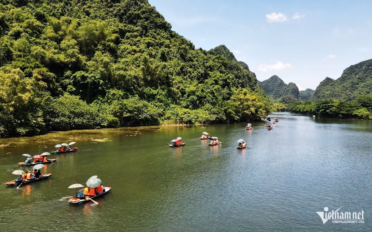Trước đó vào ngày 27/8, hơn 800 du khách của đoàn này đã đến Hà Nội rồi đi tham quan khu danh thắng Tràng An (Ninh Bình). Ảnh: Trần Bá Nghị