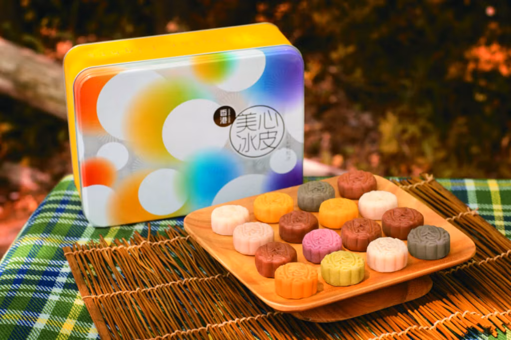 Thương hiệu bánh trung thu Mei-Xin của Hong Kong ra mắt thị trường bằng mẫu bánh nhân trứng sữa, với sự kết hợp của nhiều hương vị trái cây khác nhau: mãng cầu, bưởi, xoài, dâu, việt quất...