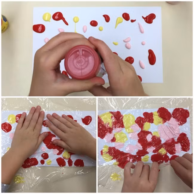 Để các bé vẽ tranh mà không bẩn tay, chỉ cần bôi sơn lên bìa cứng. Sau đó đặt màng bọc thực phẩm lên trên. Đôi tay của các bé sẽ thực hiện nốt phần còn lại.