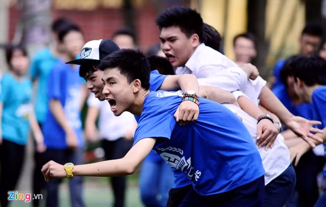 "Tinh thần sảng khoái là điều chúng em muốn tạo ra cho học sinh cuối cấp, hy vọng các bạn có thể tự tin bước vào kỳ thi quan trọng sắp tới", Linh, thành viên ban tổ chức thổ lộ.