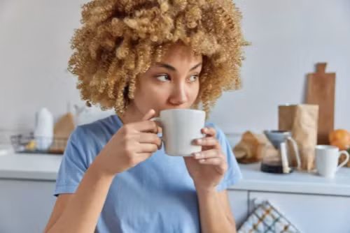 Uống cà phê điều độ. Cà phê chứa caffein có thể làm gián đoạn giấc ngủ, tăng huyết áp, thường được khuyên nên cắt giảm hoặc loại bỏ hoàn toàn. Dù vậy, Naficy tin rằng thói quen uống cà phê điều độ lợi hơn là hại. (Ảnh: Shutterstock)