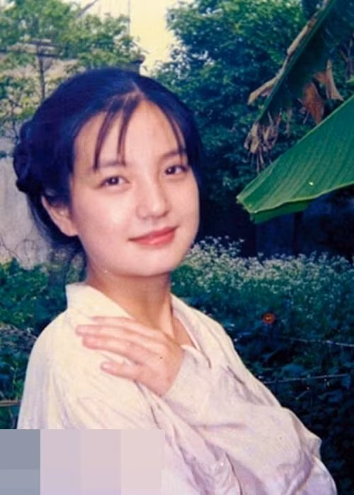  Triệu Vy sinh năm 1976, có ngoại hình nổi bật từ thời đi học. Cô sở hữu gương mặt bầu bĩnh, đôi mắt biết nói, nụ cười tỏa nắng. Vẻ đẹp trong trẻo của Triệu Vy khiến nhiều bạn nam cùng lớp, cùng trường "say nắng". Ảnh: Znews.