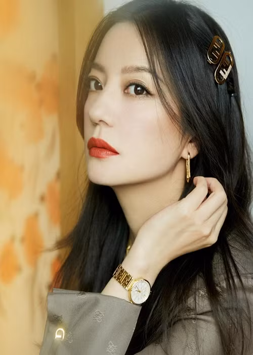 Triệu Vy bị phong sát "ngầm" về hoạt động trong showbiz vào năm 2021. Ngoài ra, việc kinh doanh của cô cũng lao đao vì kiện tụng. Mới đây, Triệu Vy tuyên bố ly hôn. Ảnh: Instagram Triệu Vy.