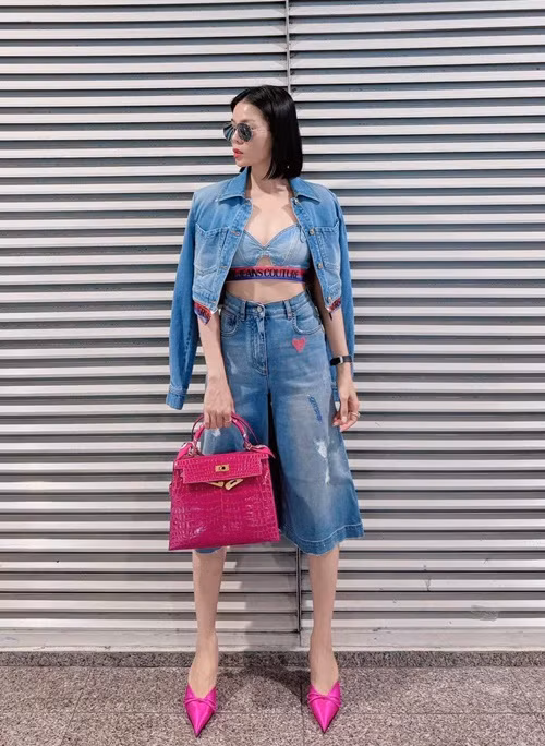 Phụ kiện giày dép, kính của Lệ Quyên cũng đến từ các thương hiệu nổi tiếng. Ảnh: FB Lệ Quyên.