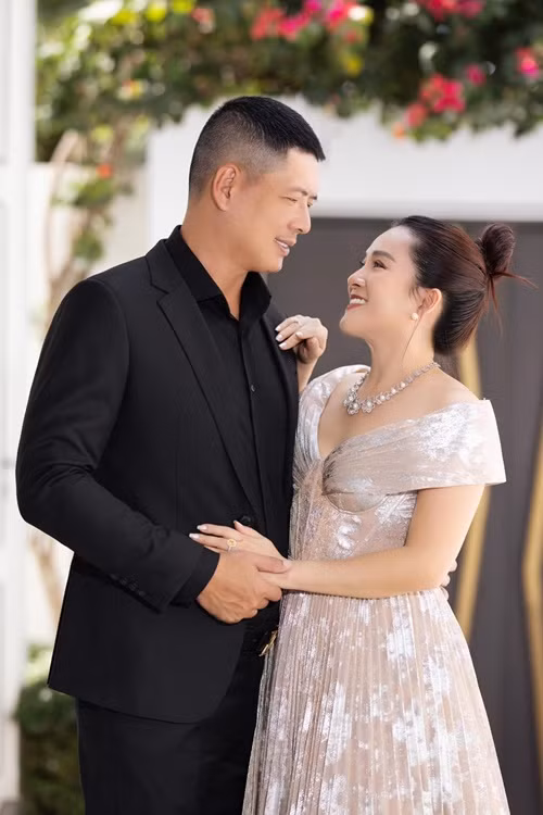 Bình Minh thường xuyên tặng quà cho Anh Thơ.