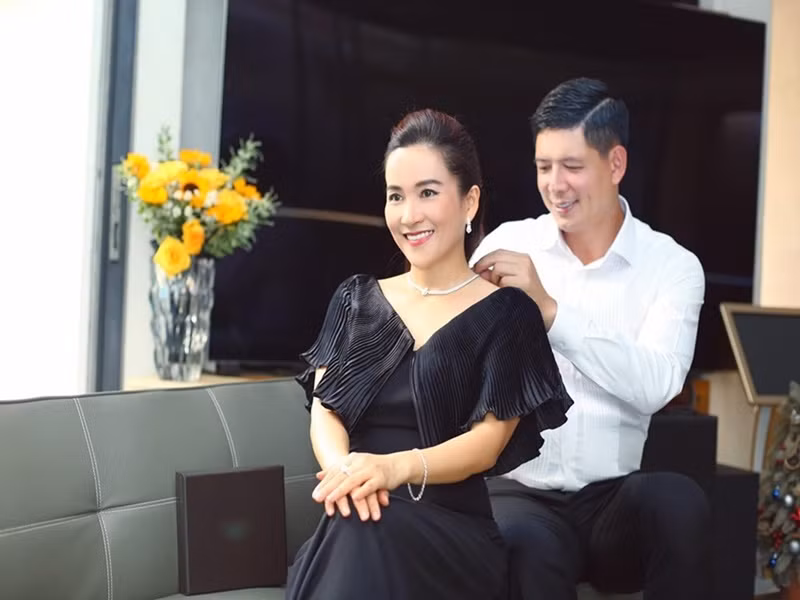 Anh Thơ nhận được bộ trang sức từ Bình Minh nhân dịp Valentine 2022.