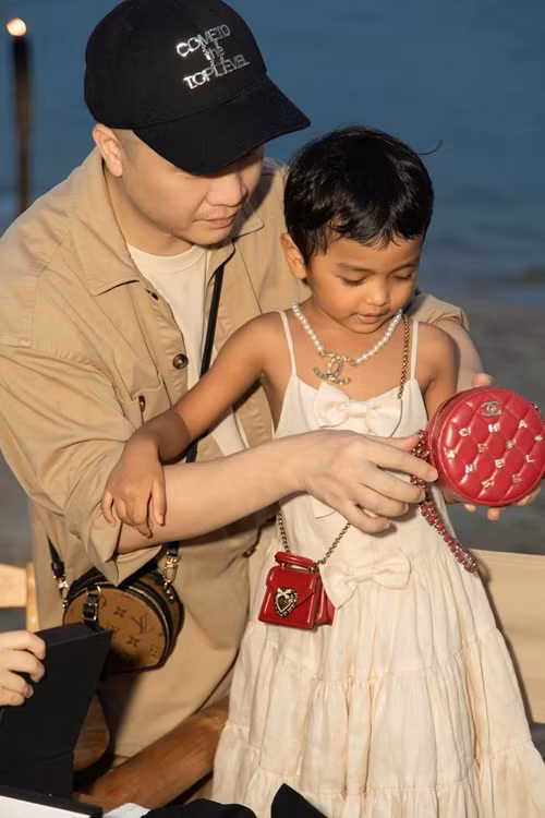 Đỗ Mạnh Cường tặng bé Linh Đan vòng cổ ngọc trai, túi xách với tổng giá trị hơn trăm triệu. Nam thiết kế còn mua set túi hàng hiệu gần 700 triệu cho bé MyMy.