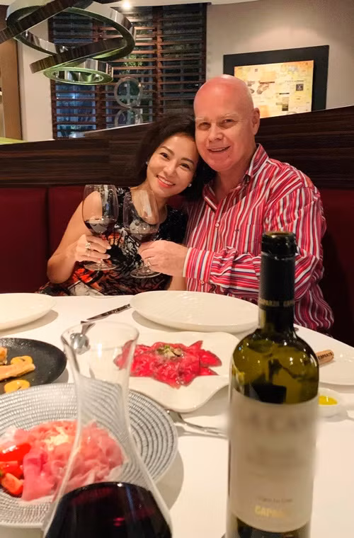 “Anh nhìn tôi một hồi rồi rớt nước mắt bảo: "Ngày mai, anh sẽ đặt vé máy bay sang bên Mỹ để đón bé về, không thể để con em cho người khác trông và sống xa như vậy được. Về đây, nó sẽ là con của mình và anh sẽ chăm sóc mẹ con em đàng hoàng", Thu Minh chia sẻ trên Znews. Ảnh: FB Thu Minh.