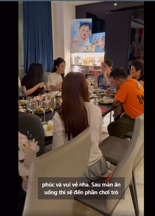 Đàm Thu Trang cùng hội bạn bè mặc trang phục thoải mái trong bữa tiệc tất nhiên. Ảnh: FB Đàm Thu Trang.