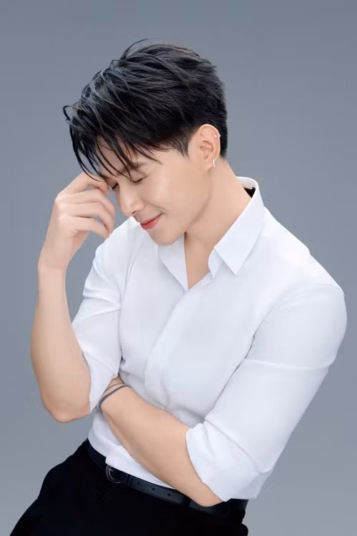 Ở Anh Tú toát ra thần thái của một tổng tài. Ảnh: FB Anh Tú.