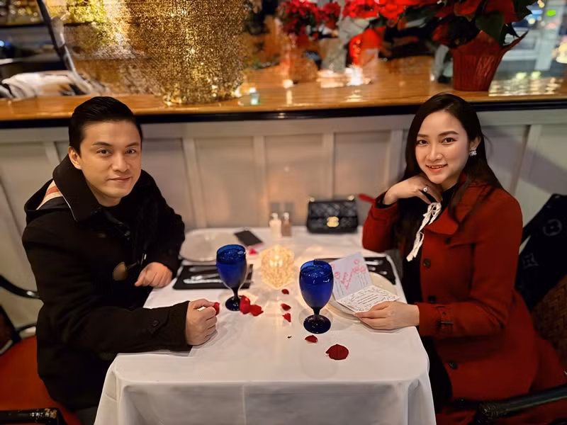 Vợ chồng Lam Trường thường "trốn con" đi hẹn hò lãng mạn. "Năm nay ngắn gọn và súc tích… thêm một năm cùng nhau và sẽ đón nhận thêm nhiều niềm vui mới cho những năm về sau", Yến Phương chia sẻ khi đăng ảnh ăn tối kỷ niệm 11 năm bên Lam Trường. Ảnh: FB Yến Phương.