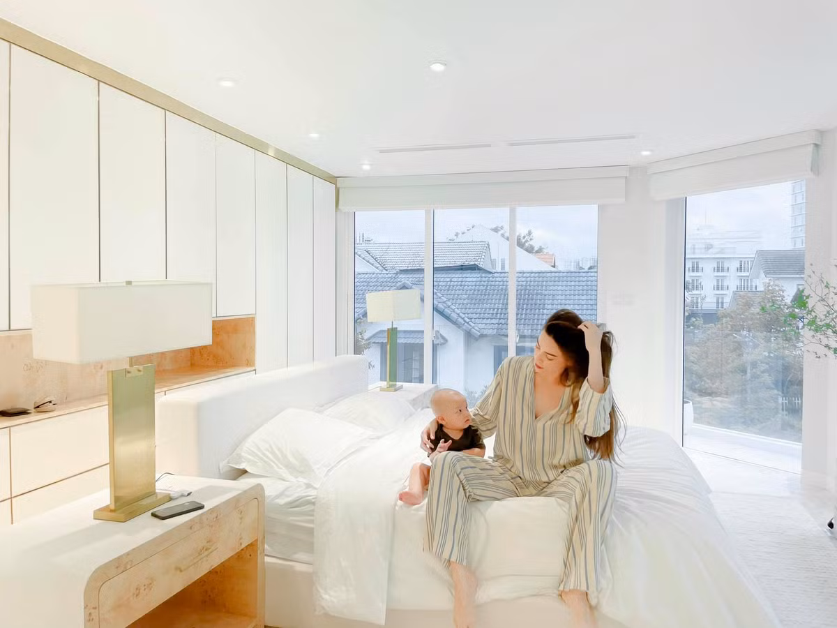 Hồ Ngọc Hà chia sẻ hình ảnh phòng ngủ mang tông trắng, có cửa kính rộng để có thể ngắm cảnh.