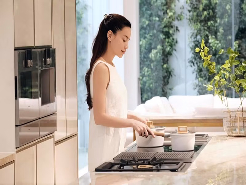 Hồ Ngọc Hà cùng Kim Lý tự tay nấu ăn cho các con bởi coi trọng bữa ăn gia đình.