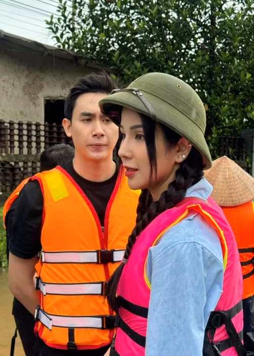 Phạm Văn Kiên từng đi từ thiện cùng nhóm của Diệp Lâm Anh. Ảnh: Thương Hiệu Pháp Luật.