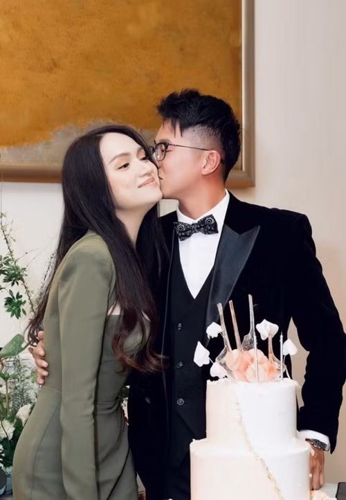 Matt Liu chiều chuộng Hương Giang. Nam doanh nhân thường xuyên đưa bạn gái đi đánh golf, mừng ngày hẹn hò vào mỗi tháng. Ảnh: Vietnamnet.