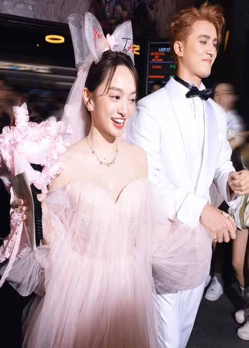 Tối ngày 23/1, Kaity Nguyễn và Trần Ngọc Vàng tái hiện một đám cưới trong buổi giới thiệu phim Yêu nhầm bạn thân. Ảnh: FB Kaity Nguyễn.
