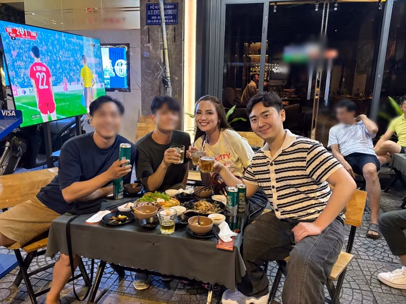 Hơn 1 năm qua, vợ chồng Diễm Hương - David cùng con trai sống ở Canada. Khi về nước, nàng hậu và chồng nhanh chóng gặp gỡ bạn bè.
