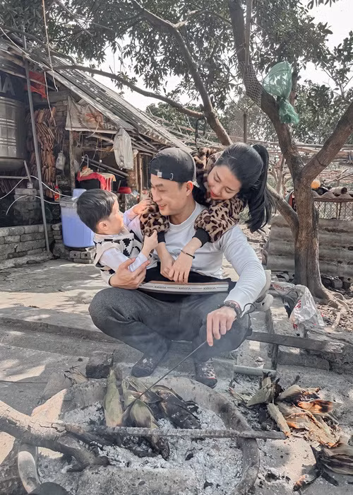 Trong cuộc phỏng vấn với Tiền Phong, Huyền Nguyễn cho biết, cô và Duy Hưng biết nhau trên mạng từ lâu. Một ngày khi xem phim Mê cung có Duy Hưng đóng, cô nhắn tin trêu nam diễn viên. Sau đó, Duy Hưng và Huyền Nguyễn trở nên thân thiết. Huyền Nguyễn chia sẻ, cô "cảm nắng" Duy Hưng vì thấy anh chân thành, tốt bụng và sống tình cảm. Ảnh: FB Duy Hưng.