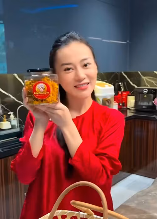 Sau khi lập gia đình, Phương Oanh ngày càng đảm đang.
