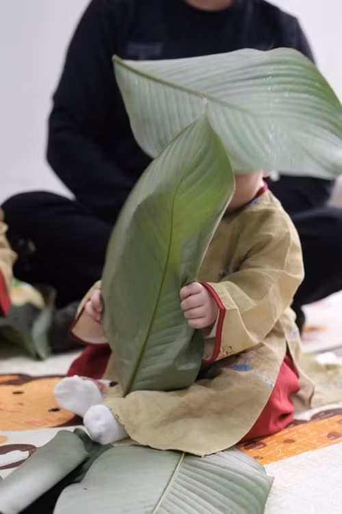 "Cô chú chốt đơn chậm thôi, Jenny đang gói cùng ông cho nhanh đây", Phương Oanh chia sẻ khi đăng ảnh "dìm hàng" ái nữ.