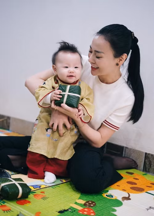 Chia sẻ các khoảnh khắc đáng yêu của hai con, Phương Oanh chú thích hài hước.