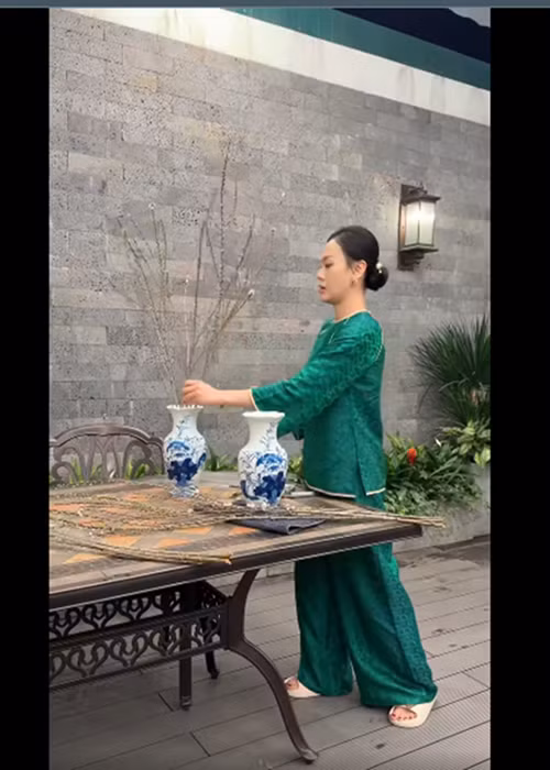 Trong các clip cận Tết, Phương Oanh thường diện áo dài truyền thống.