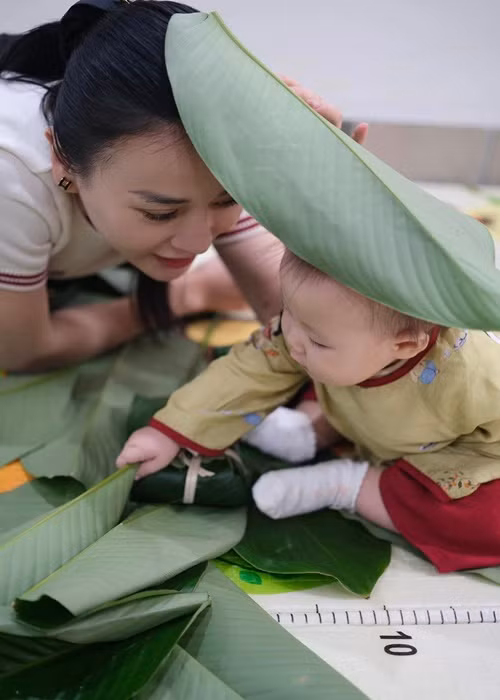 "Làm như là gói được lắm ý mà tỏ ra nhanh nhảu làm giúp", nữ diễn viên viết khi chia sẻ ảnh con gái Jenny.
