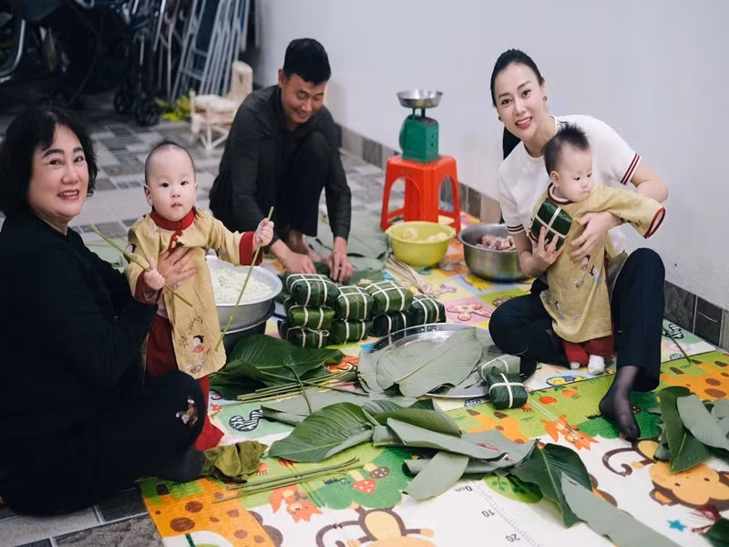 Cận Tết Nguyên đán 2025, diễn viên Phương Oanh đưa hai con Jenny và Jimmy đến xem bố mẹ đẻ gói bánh chưng. Phương Oanh cho biết, bố đẻ của cô đã gói những chiếc bánh chưng nhỏ dành cho Jenny và Jimmy.