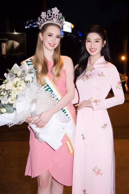 Phương Nhi khoe vẻ đẹp nền nã khi diện áo dài đón Hoa hậu Quốc tế 2022 Jasmin Selberg vào năm 2023. Ảnh: FB Phương Nhi.