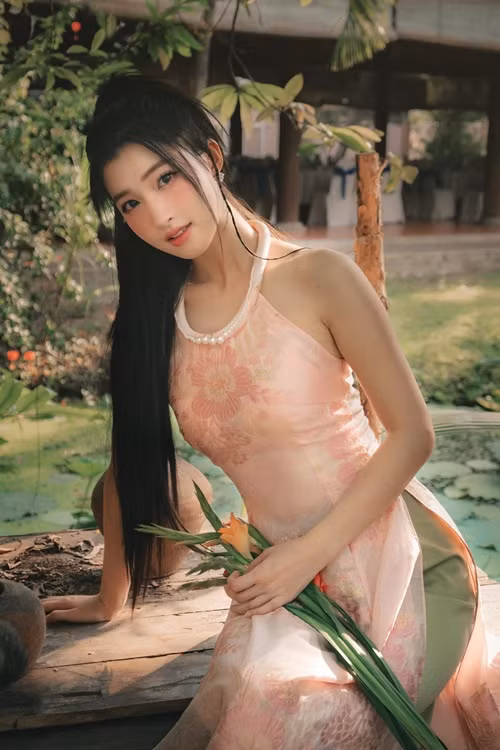 Ở đời thường, Phương Nhi diện các mẫu áo dài cách tân gợi cảm. Ảnh: FB Phương Nhi.