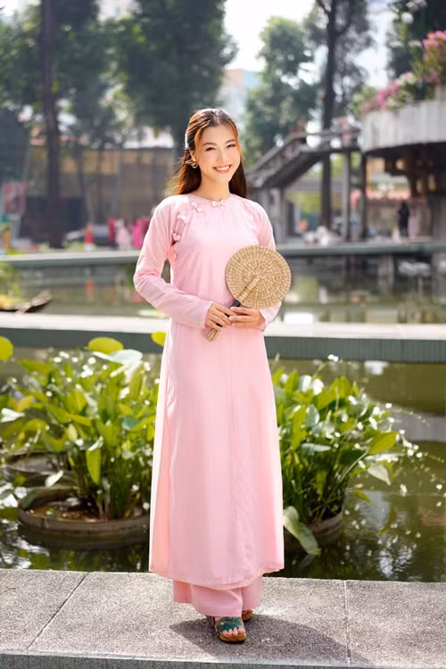 MC Hoàng Oanh háo hức đón năm mới. Diện áo dài, bà mẹ một con nhận được lời khen ngợi từ nhiều người hâm mộ. Ảnh: Hoàng Oanh.