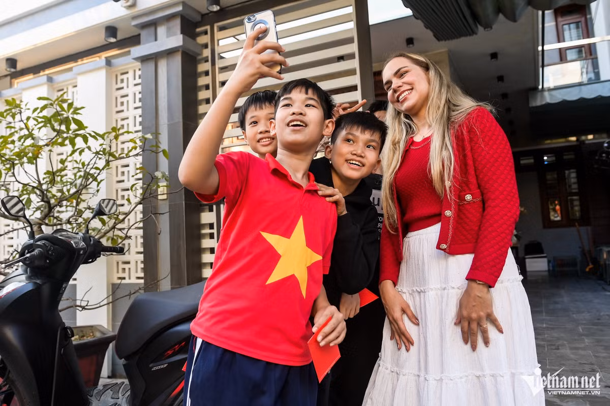 Cô cũng vui vẻ giao lưu, chụp ảnh cùng những người yêu bóng đá
