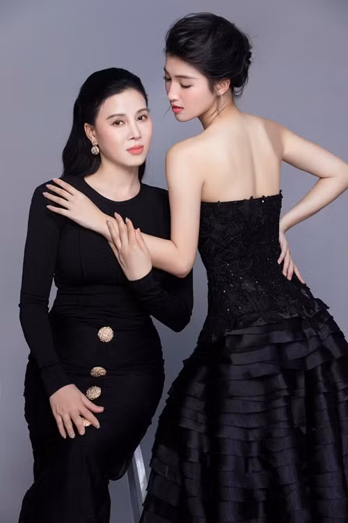  Á hậu Phương Nhi sở hữu nhan sắc ngọt ngào, gợi cảm. Cô thừa hưởng nhiều nét đẹp của mẹ.