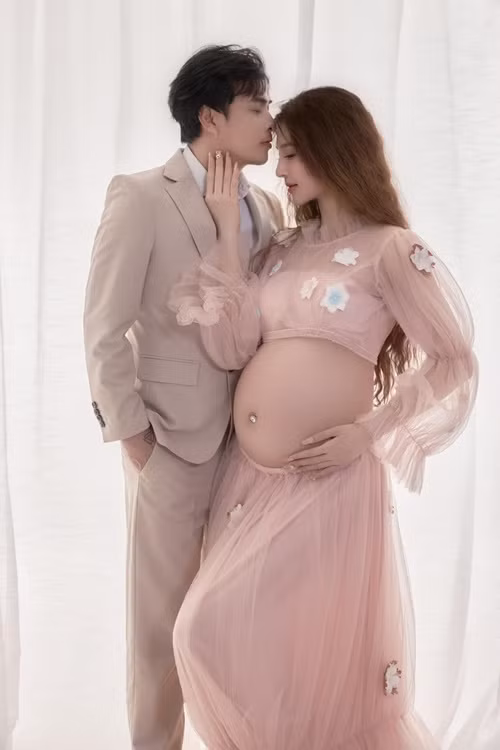 Khi mang thai, Tuệ Như được chồng chiều chuộng. "Những tháng đầu thai kỳ, thấy vợ ăn uống khó khăn, hay nôn… tôi lo sốt vó. Tôi bên cạnh, chăm sóc, tẩm bổ, động viên vợ rất nhiều... May mắn, mọi thứ dần ổn định, sức khỏe của vợ và con đều tốt”, Hồ Quang Hiếu chia sẻ trên VOV.