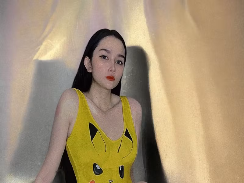 Trên trang cá nhân, cô thường xuyên đăng tải hình ảnh trẻ trung, quyến rũ của mình.