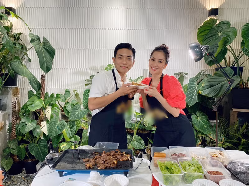 Khánh Thi cùng Phan Hiển trổ tài nấu nướng khi tổ chức tiệc ở sân vườn.