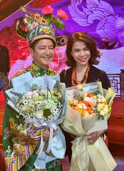 Ban gai kem 18 tuoi den ung ho Chi Trung dien Tao quan 2025