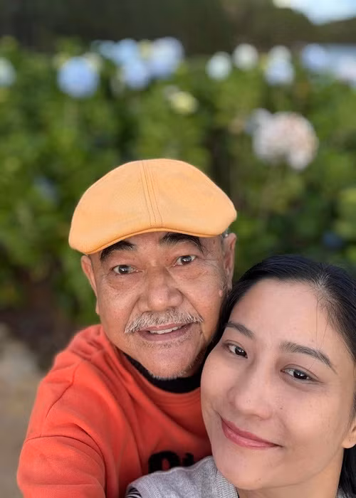 Cách đây không lâu, Chân Chân đồng hành cùng nghệ sĩ Việt Anh khi ông đóng phim Mẹ biển. Ảnh: FB NS Việt Anh.