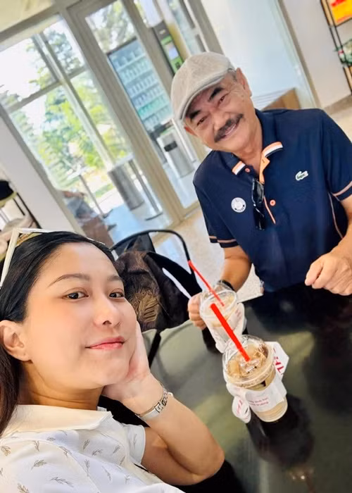 Nghệ sĩ Việt Anh không giấu được niềm hạnh phúc khi gắn bó với bạn gái kém gần 40 tuổi. Ảnh: Phụ Nữ Pháp Luật.