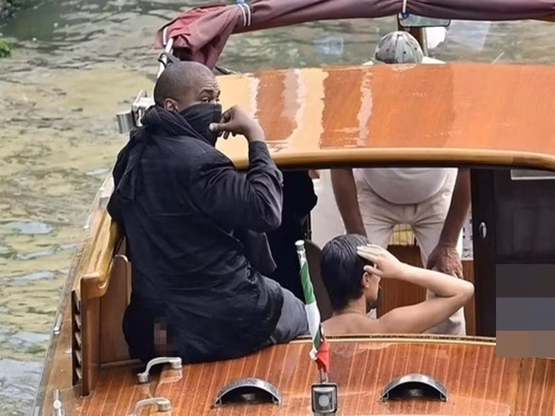 Tháng 9/2023, Kanye West để lộ vòng ba khi cùng Bianca Censori đi “taxi nước” ở Venice (Ý). Vì hành vi phản cảm này, cặp đôi bị hãng cho thuê “taxi nước” cấm suốt đời. Ảnh: Người Lao Động.