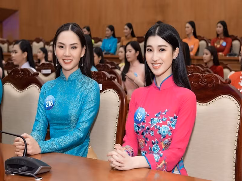 Trong chung kết Miss World Vietnam 2022, khi lọt top 5 chung cuộc, Phương Nhi nhận câu hỏi từ ca sĩ Minh Hằng: "Những bạn trẻ ngày nay sinh ra trong gia đình có điều kiện đối mặt với những khó khăn gì". Ảnh: Fanpage Miss World Vietnam.