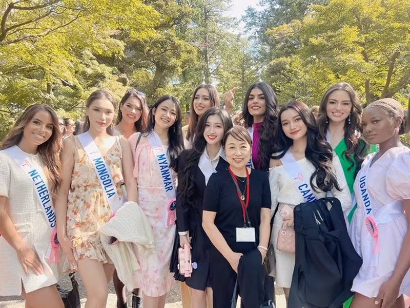 Phương Nhi hòa đồng ở cuộc thi nhan sắc quốc tế. Ảnh: FB Phương Nhi.